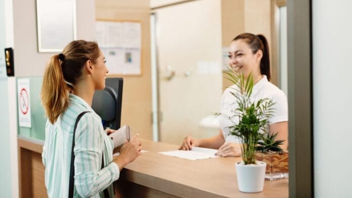 Novo piso salarial de R$ 2.450 para recepcionistas avança na Câmara dos Deputados