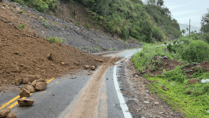 Queda de barreira deixa trânsito parcialmente interrompido em um dos principais acessos da Serra de SC
