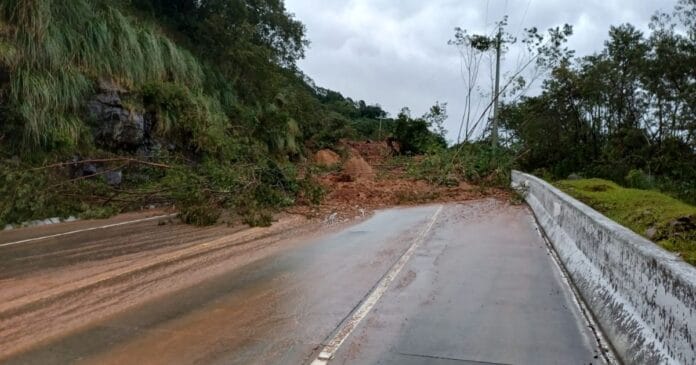 Após fortes chuvas, barreira cai e interdita totalmente a BR-285 na Serra da Rocinha