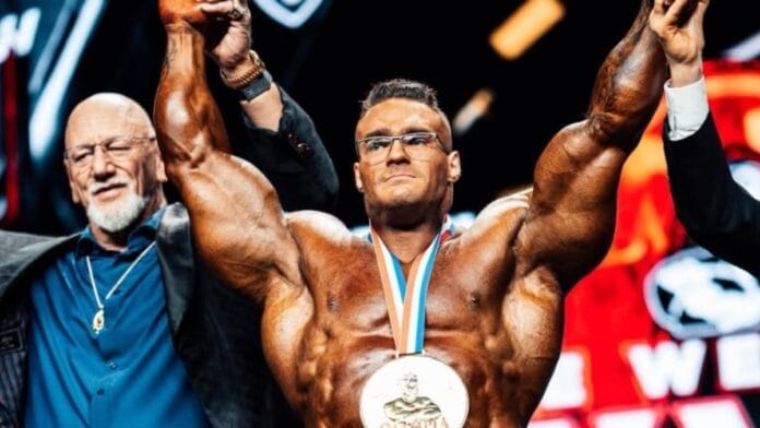 Quem é Nick Walker, fisiculturista americano e “mutante” de óculos que virou milionário no Mr. Olympia 2026