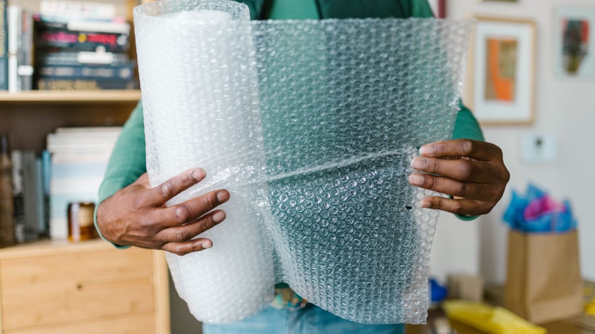 De fracasso na decoração a sucesso nas embalagens: o plástico-bolha ganhou uma função completamente diferente da planejada (Foto: RDNE Stock project/ Pexels)