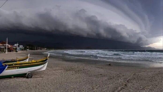 Alerta vermelho do Inmet coloca SC sob grande perigo com ventos de 100 km/h e chuva superior a 100 mm; veja áreas