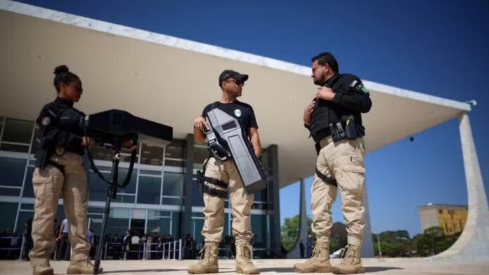 Seguranças do STF usam arma capaz de derrubar drones e que impede entrada de drogas em presídios em julgamento sobre futuro de Moraes