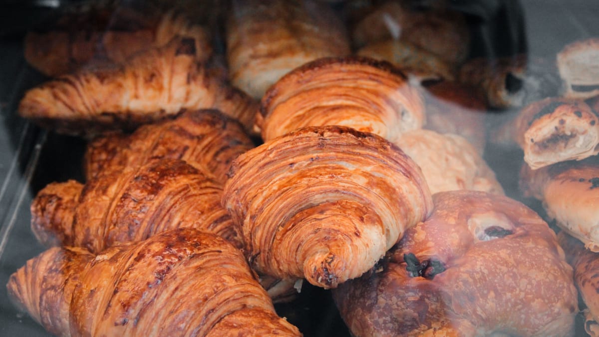 Croissant de amêndoas é uma das alternativas para reaproveitar a massa amanhecida (Foto: Selman/ Pexels)
