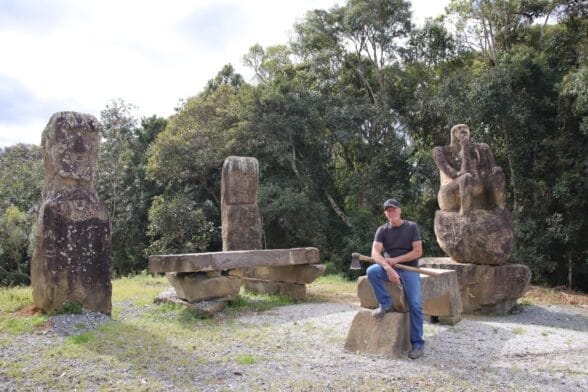Sem placas ou divulgação, esculturas gigantes inspiradas nos moais viram atração em pequena cidade de SC