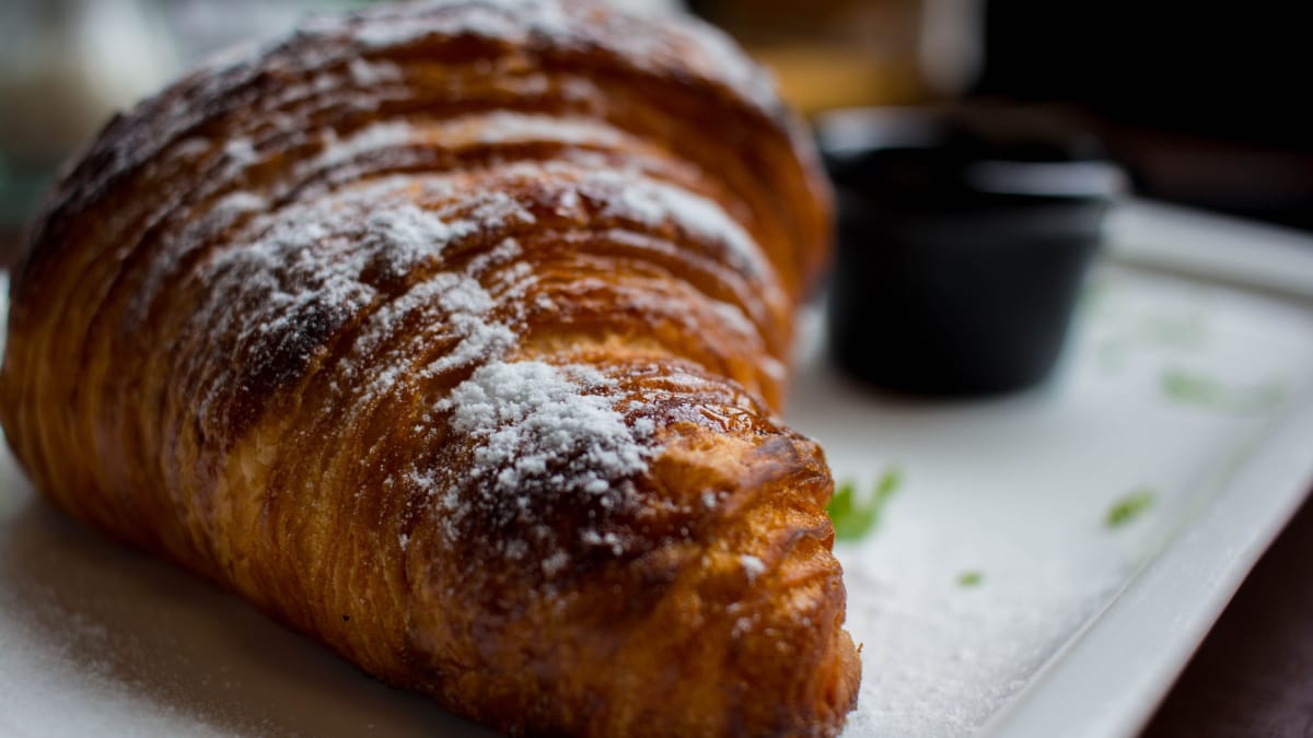 Pedaços de croissant também podem ser usados no preparo de sobremesas, como pudins (Foto: Sergey Meshkov/ Pexels)