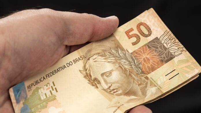 Estado vizinho a SC tem salário mínimo regional quase 50% maior do que o restante do país; veja valor