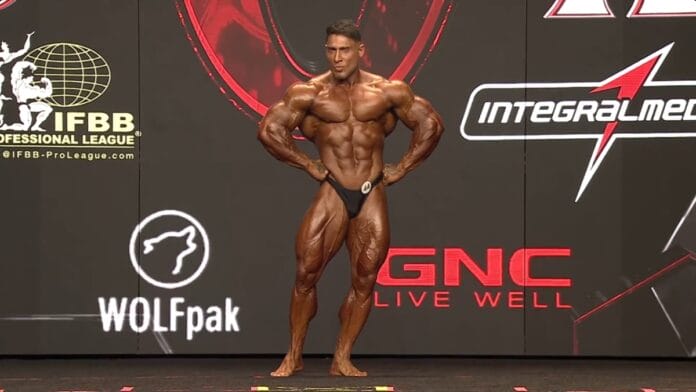 Brasileiro terminou em terceiro após perder espaço nas comparações e viu Niall Darwen conquistar o título inédito (Foto: Mr. Olympia TV, Reprodução)