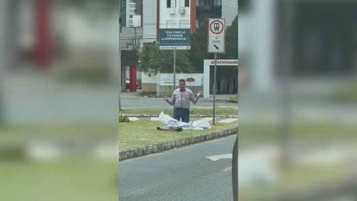 Vendedor de panos é flagrado rezando de joelhos em canteiro de Blumenau; assista ao vídeo