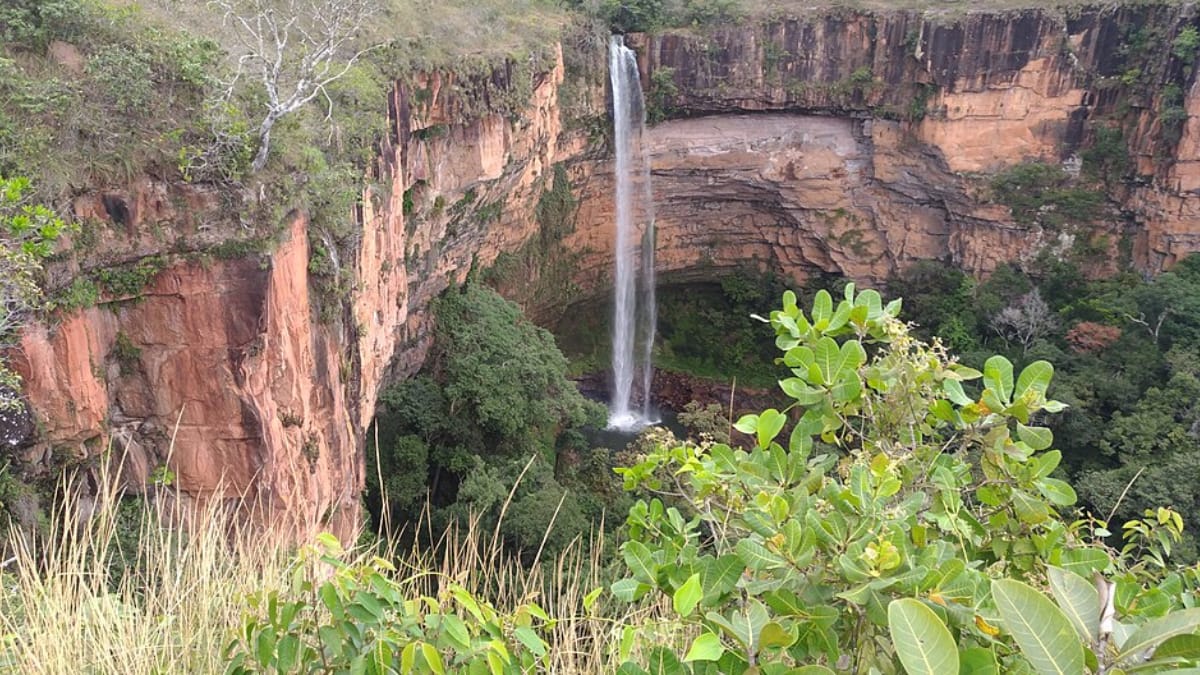 Cachoeira Véu de Noiva é um dos principais cartões-postais da Chapada dos Guimarães, com queda de aproximadamente 86 metros (Foto: Henrique Schneider Marx/ Wikimedia Commons)