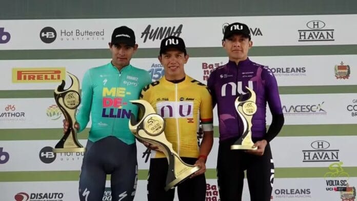 Pódio geral da Volta Ciclística de Santa Catarina 2026 (Foto: Reprodução, Volta Ciclistica de Santa Catarina)