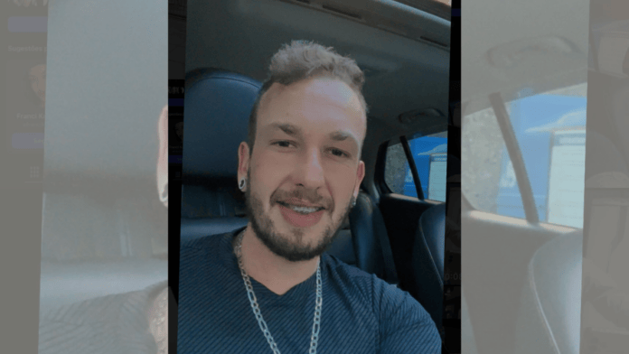 homem branco dentro de carro