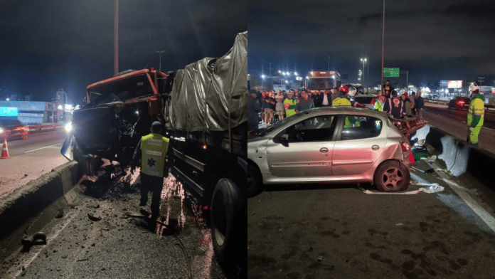 Acidente entre carreta, carro e moto deixa homem em estado grave e motorista foge na BR-101 em Palhoça