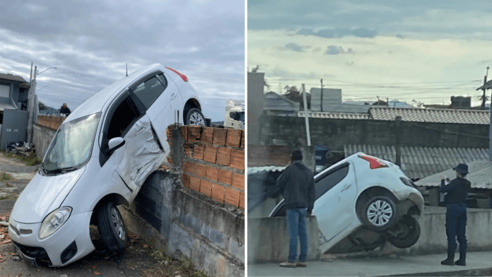 Batida entre carros na BR-470 termina com veículo “pendurado” em cima de muro de casa em SC