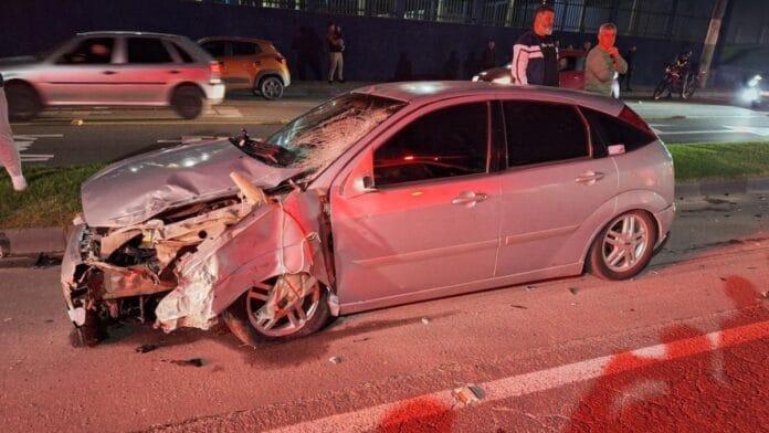 Motociclista morre após bater em dois carros em rodovia de SC