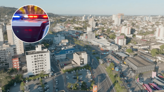 Jovem é agredida, ameaçada de morte e trancada em casa, mas pede ajuda à vizinha e companheiro é preso em SC