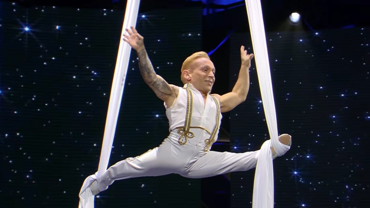 Aos 36 anos, Alan Silva realizou 164 giros de 360 graus em apenas um minuto, suspenso de cabeça para baixo (Reprodução: Guinness World Records Kids/ YouTube)