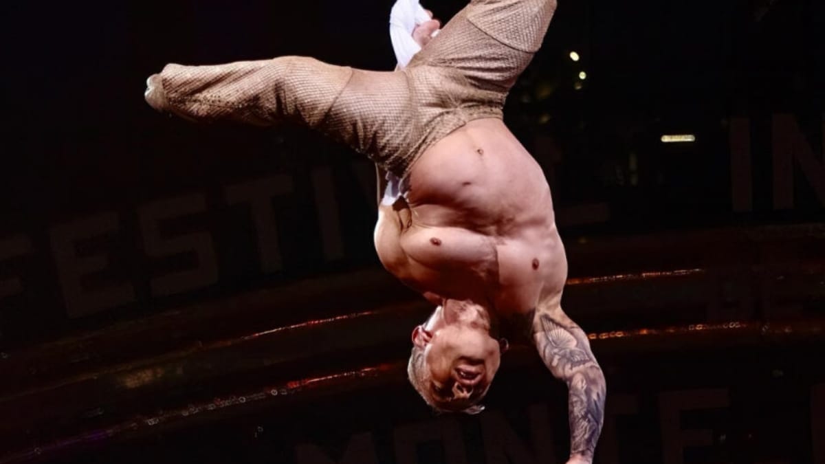 Alan Silva durante o desafio que o levou ao Guinness World Records por realizar 164 giros de cabeça para baixo (Divulgação: Instagram)