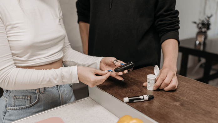 Café, chocolate, refrigerante, doces e até pizza entram na lista de alimentos que merecem atenção antes de dormir, especialmente para quem tem diabetes (Foto: Pexels)