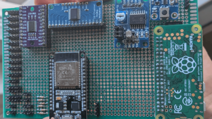 Raspberry Pi, ESP32 e outros componentes eletrônicos foram reunidos em uma única placa responsável por parte dos sistemas autônomos (Foto: Divulgação / SAILONE)