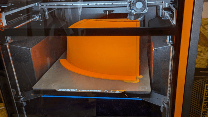 As seções do casco foram produzidas individualmente em uma impressora 3D Prusa Core One L (Foto: Divulgação / SAILONE)