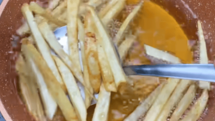 O truque para fazer batata frita crocante e sequinha em casa usa vinagre e 1 colher de amido de milho