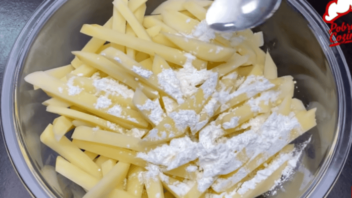 O truque para fazer batata frita crocante e sequinha em casa usa vinagre e 1 colher de amido de milho