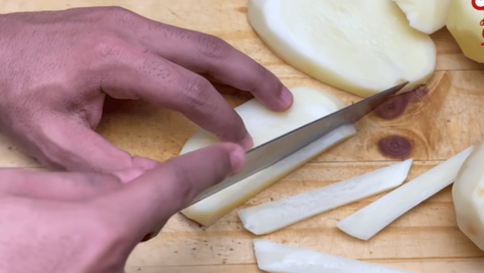 O truque para fazer batata frita crocante e sequinha em casa usa vinagre e 1 colher de amido de milho