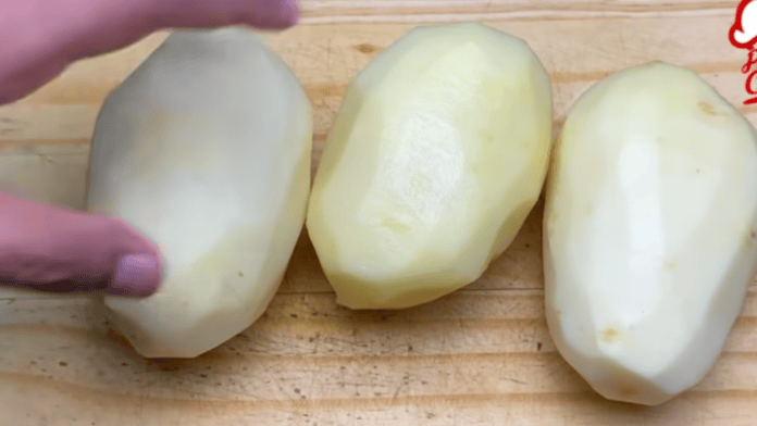 O truque para fazer batata frita crocante e sequinha em casa usa vinagre e 1 colher de amido de milho