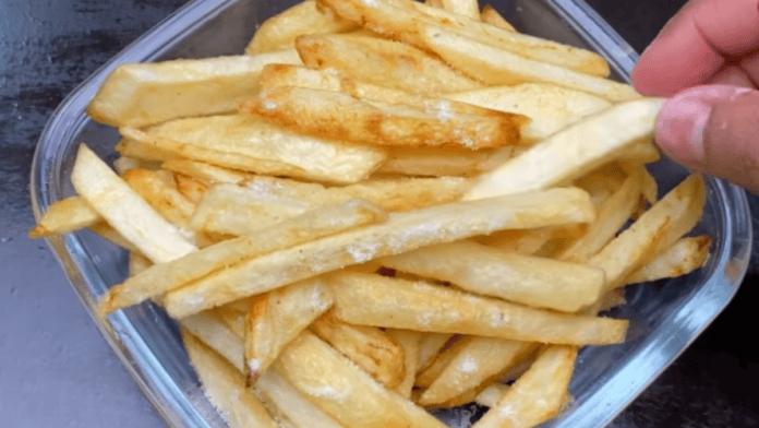 O truque para fazer batata frita crocante e sequinha em casa usa vinagre e 1 colher de amido de milho