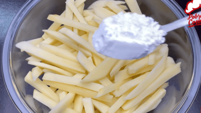 O truque para fazer batata frita crocante e sequinha em casa usa vinagre e 1 colher de amido de milho