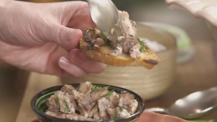 Fatia de pão torrado com sardinha encima