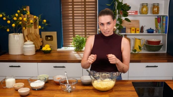 Cozinheira começando a preparar a massa do bolinho