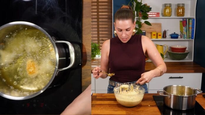 Fritando os bolinhos de arroz