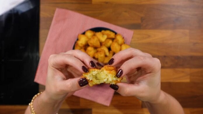 bolinho de arroz já finalizado aberto no meio