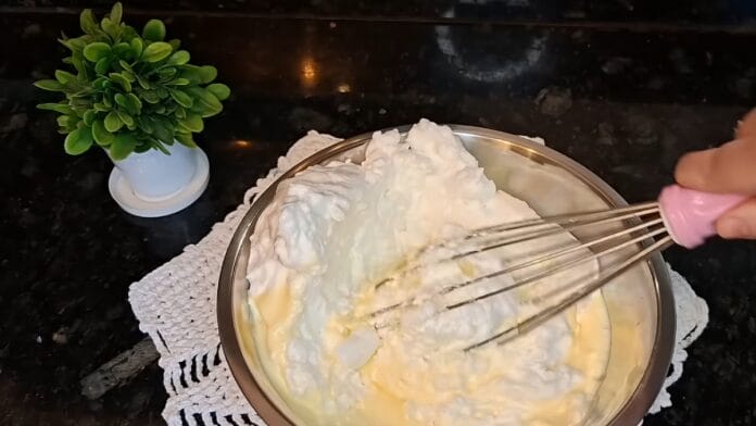 misturando as claras em neve na mistura do bolo