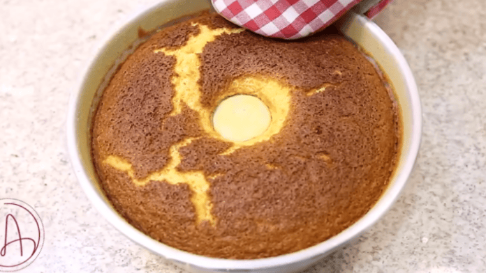 Fatia de bolo de milho com casquinha dourada e massa amarela de textura macia.