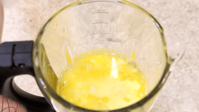 Massa amarela de bolo sendo preparada no liquidificador.