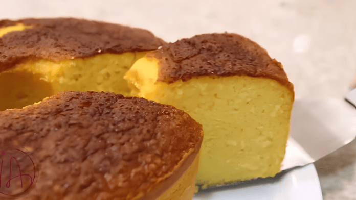 Bolo de milho de latinha assado em forma redonda, com superfície dourada e centro claro.
