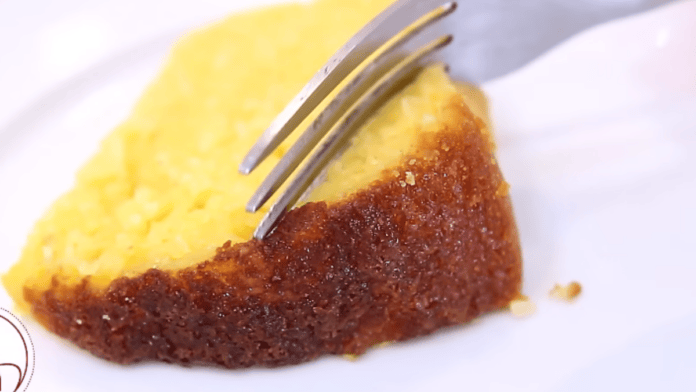 Pedaços de bolo de milho de latinha sobre um prato, mostrando o interior macio e a superfície dourada.