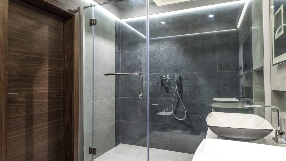 Design minimalista da porta de vidro combina com diferentes estilos de decoração, do moderno ao clássico (Foto: Max Vakhtbovych/ Pexels)
