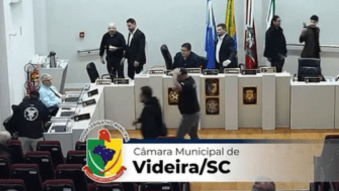 Servidor briga com vereador durante sessão, dá golpe em segurança e precisa ser contido por duas pessoas em SC