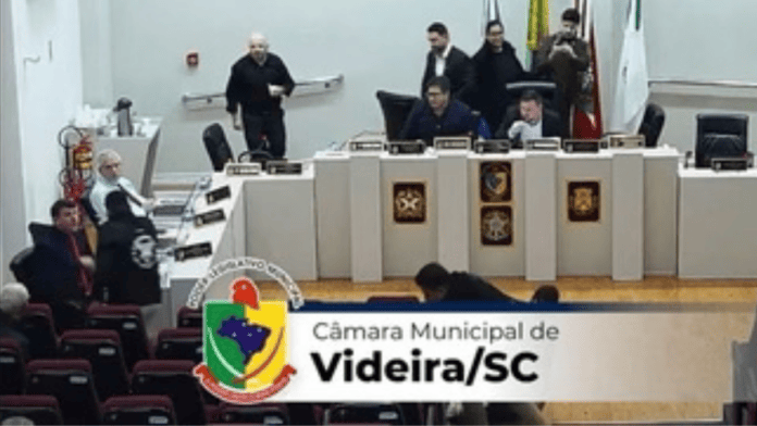 Servidor briga com vereador durante sessão, dá golpe em segurança e precisa ser contido por duas pessoas em SC