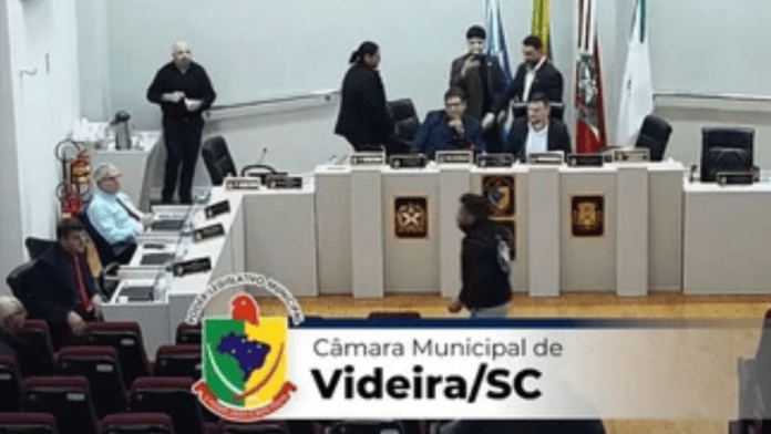Servidor briga com vereador durante sessão, dá golpe em segurança e precisa ser contido por duas pessoas em SC
