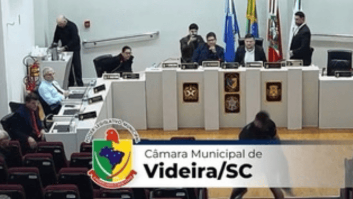 Servidor briga com vereador durante sessão, dá golpe em segurança e precisa ser contido por duas pessoas em SC