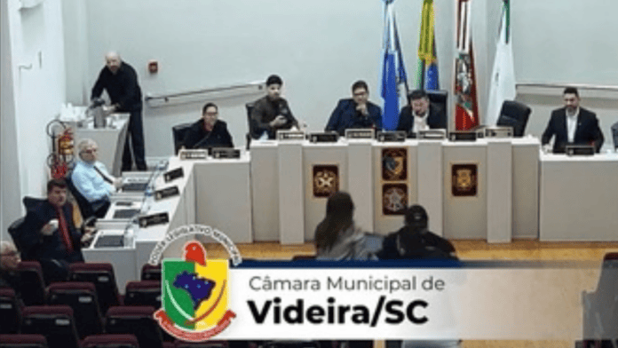Servidor briga com vereador durante sessão, dá golpe em segurança e precisa ser contido por duas pessoas em SC