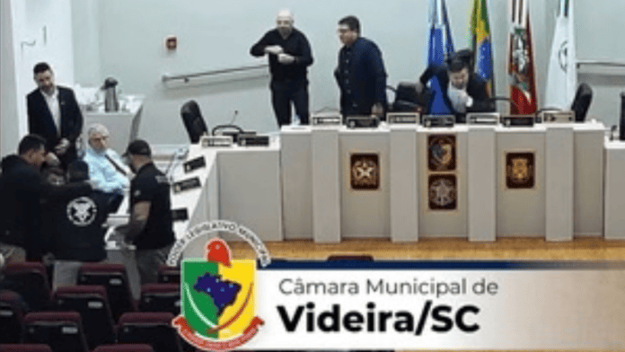 Servidor briga com vereador durante sessão, dá golpe em segurança e precisa ser contido por duas pessoas em SC