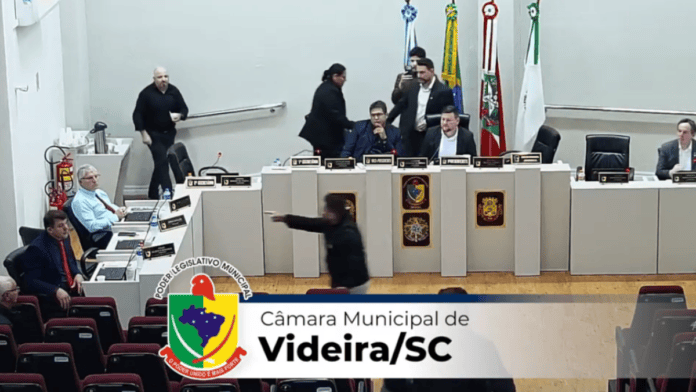 captura de tela de transmissão da Câmara de Vereadores de Videira, onde ocorreu uma briga