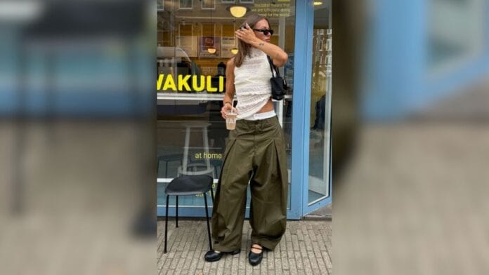 mulher com calça baggy, samba-canção branca, e blusa branca