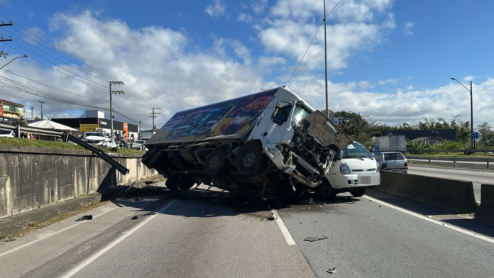 Caminhão ficou "travado" na BR-101 em São José (Foto: PRF, Divulgação)